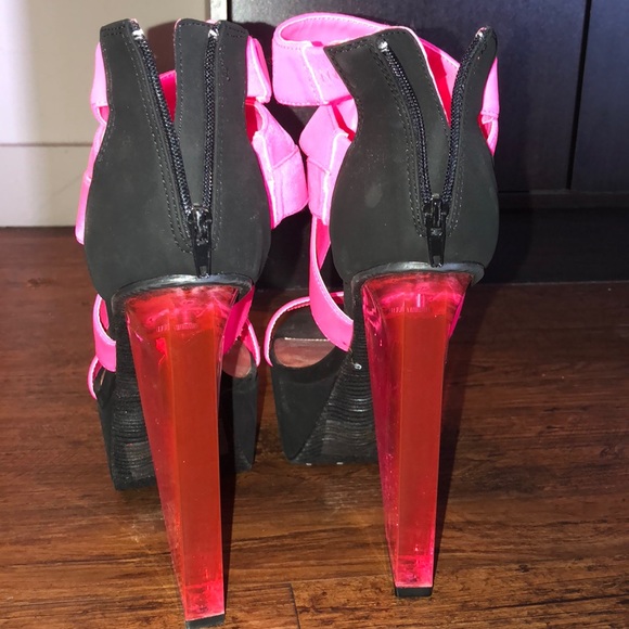 Pink heels! SOLD - Picture 3 of 5